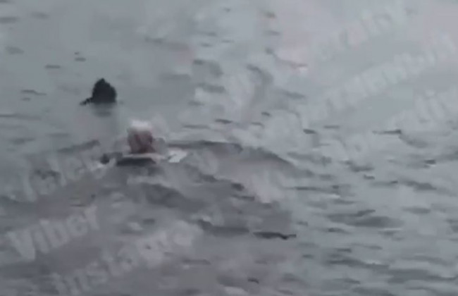 В Киеве спасли дедушку, который хотел утопиться: видео