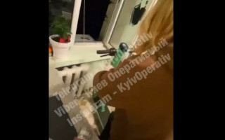 В Киеве девушка выбросила из окна самокат, видео
