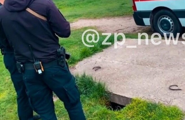 В Запорожье ребенок провалился в яму под бетонными плитами