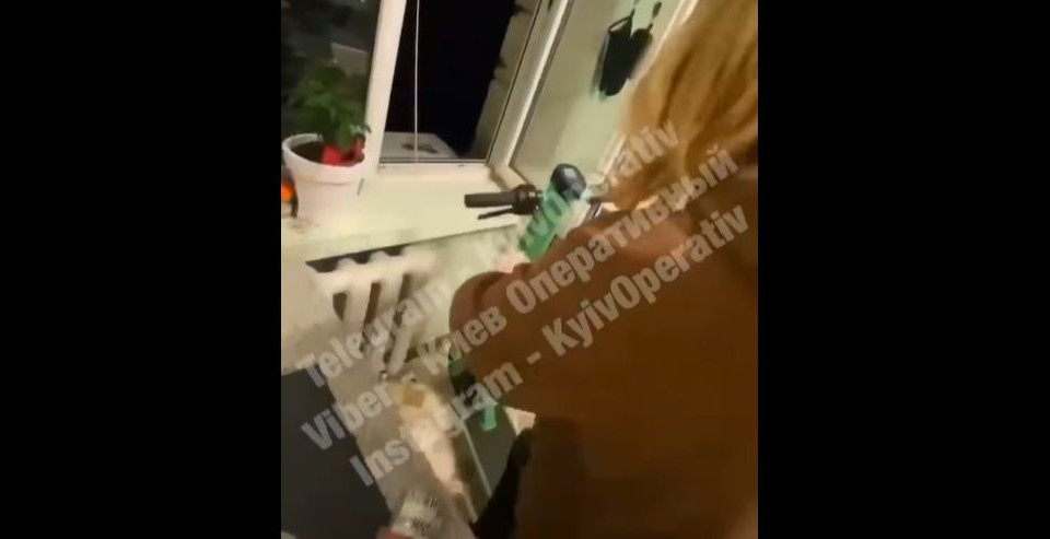 В Киеве девушка выбросила из окна самокат, видео