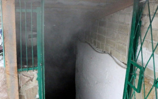У підвалі багатоповерхівки Києва знайшли два трупи: підозрюють отруєння