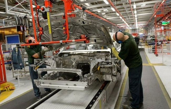 Jaguar Land Rover приостанавливает производство из-за нехватки чипов