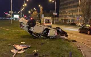 Смертельное ДТП с переворотом в Киеве: водитель сбежал с места аварии
