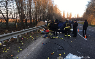 На Вінниччині лоб у лоб зіткнулися дві вантажівки: є загиблі