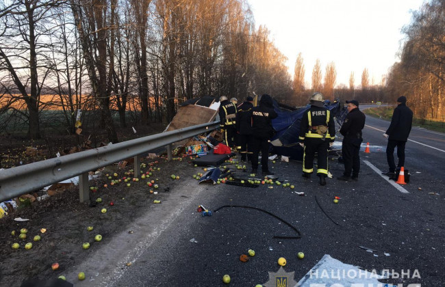 На Вінниччині лоб у лоб зіткнулися дві вантажівки: є загиблі
