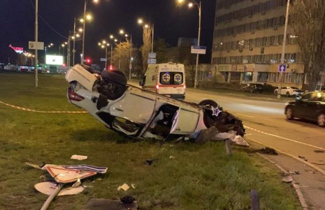 Смертельное ДТП с переворотом в Киеве: водитель сбежал с места аварии