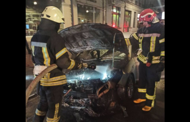 В Киеве вспыхнул припаркованный автомобиль, фото
