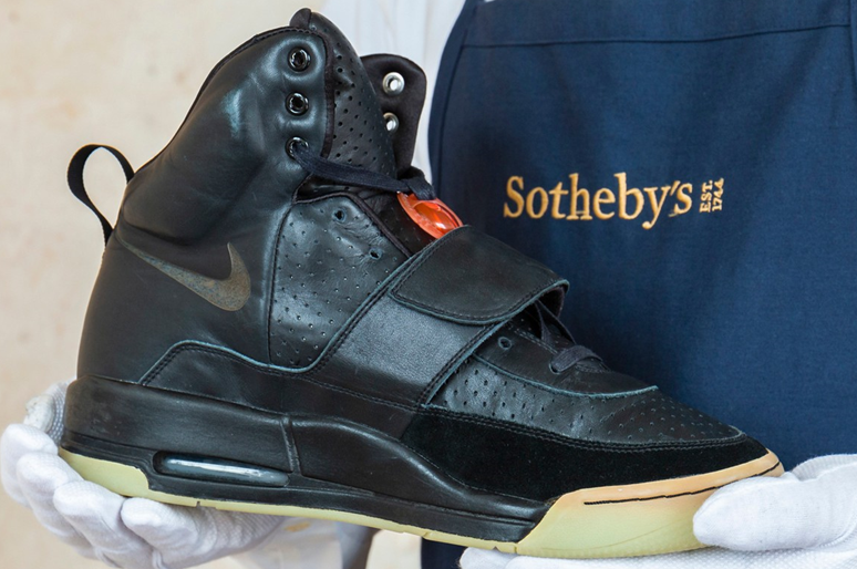 Кроссовки Канье Уэста Yeezy проданы за рекордные 1,8 миллиона долларов