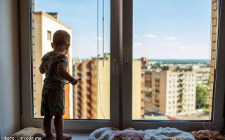 В Запорожье 4-летний ребенок выпал из окна детсада, его госпитализировали в тяжелом состоянии