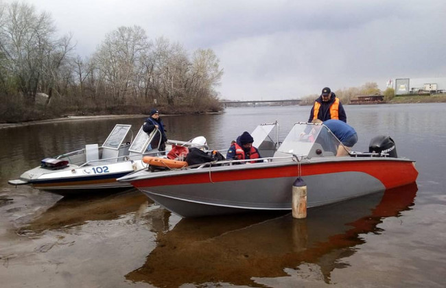 В Киеве из реки достали труп женщины