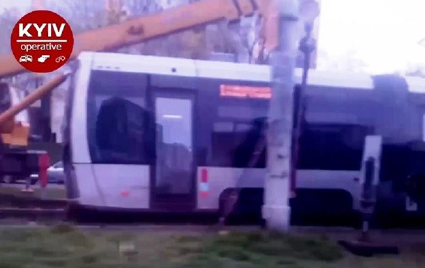 В Киеве новый скоростной трамвай сошел с рельсов