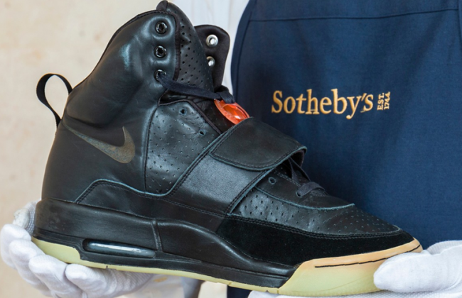 Кроссовки Канье Уэста Yeezy проданы за рекордные 1,8 миллиона долларов