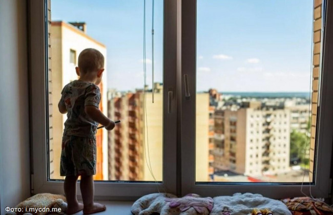 В Запорожье 4-летний ребенок выпал из окна детсада, его госпитализировали в тяжелом состоянии