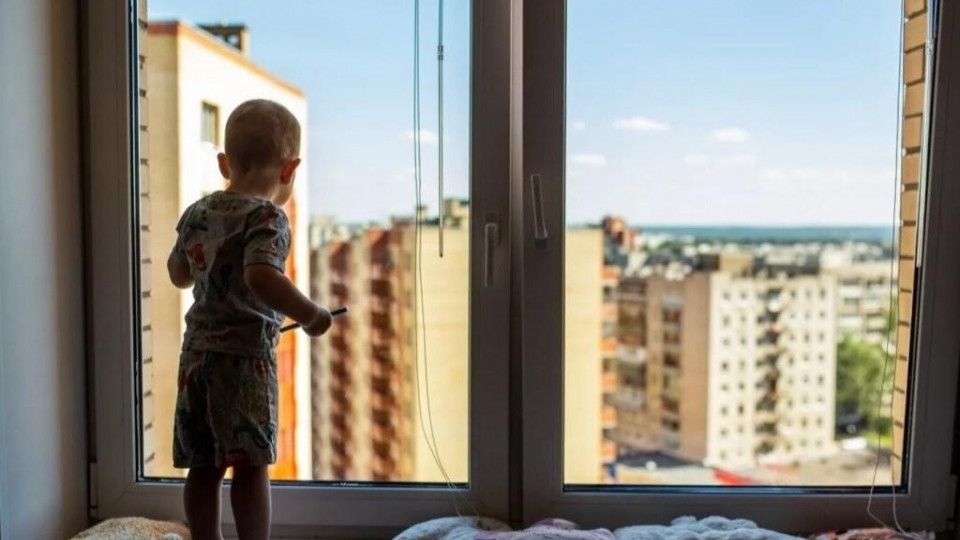 В Запорожье 4-летний ребенок выпал из окна детсада, его госпитализировали в тяжелом состоянии