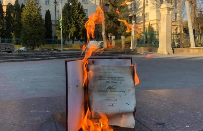 Ученый сжег свой диплом из-за диссертации Кивы, фото