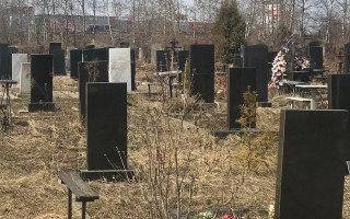 В Полтавской области семиклассницы устроили полуобнаженную фотосессию на кладбище