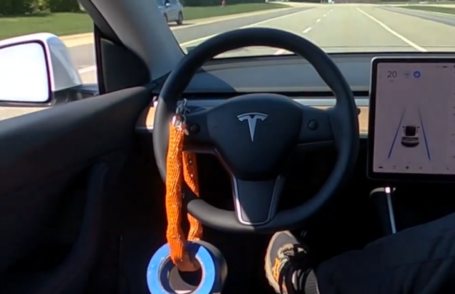 Эксперты придумали, как с помощью скотча обмануть автопилот Tesla: видео