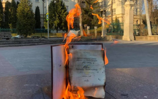 Ученый сжег свой диплом из-за диссертации Кивы, фото