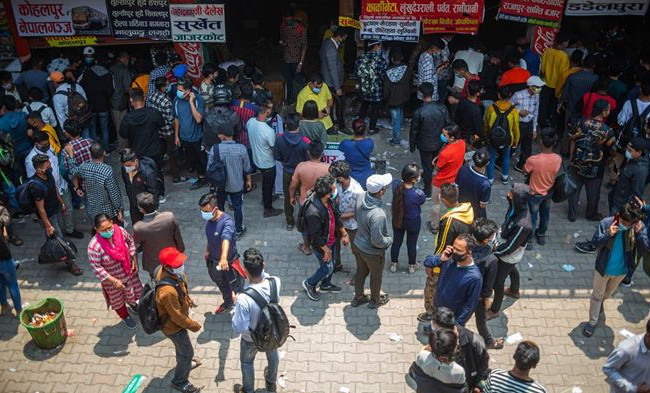 По мере распространения кризиса Covid и его варианта в Индии, соседние страны переходят в состояние повышенной готовности