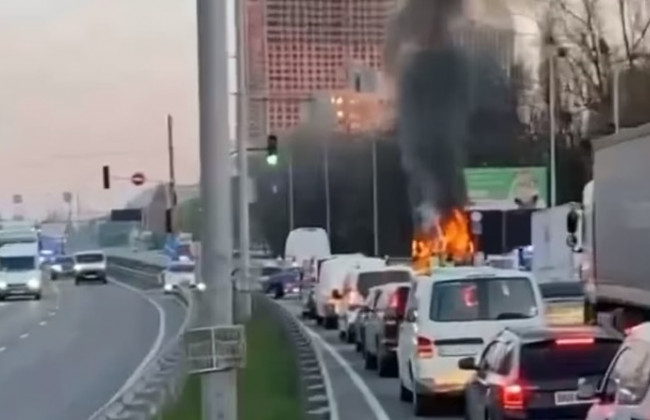 В Киеве во время движения загорелся микроавтобус, фото