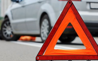 В Харькове авто с уже мертвим водителем врезалось в светофор
