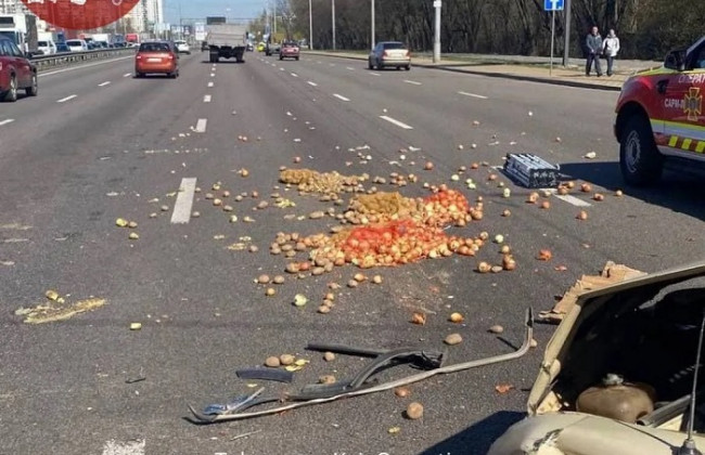 В Киеве столкнулись ВАЗ и Land Rover: дорогу засыпало овощами