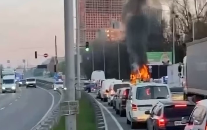 В Киеве во время движения загорелся микроавтобус, фото