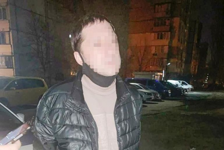 В Киеве мужчина ограбил женщину и хотел зарезать знакомого