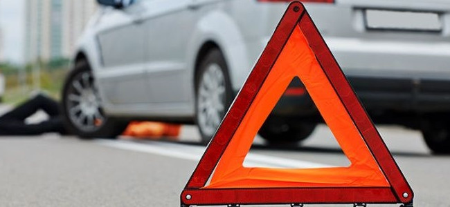 В Харькове авто с уже мертвим водителем врезалось в светофор