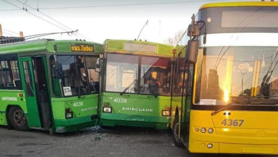 Странное ДТП в Киеве: в депо столкнулись сразу три троллейбуса, фото