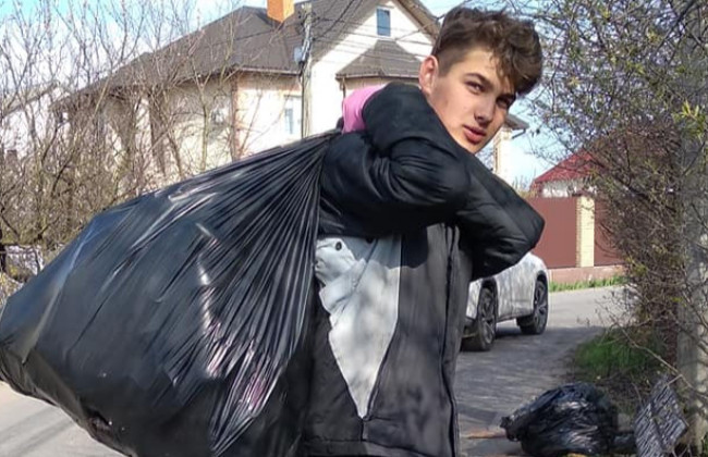 Столичний підліток самостійно прибрав більше тонни сміття на вулиці