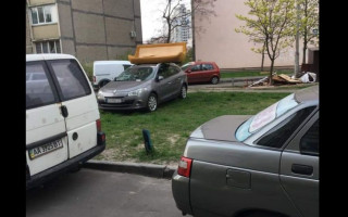 В Киеве с помощью дивана наказали «героя парковки», фото
