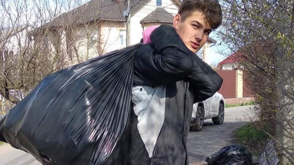 Столичний підліток самостійно прибрав більше тонни сміття на вулиці