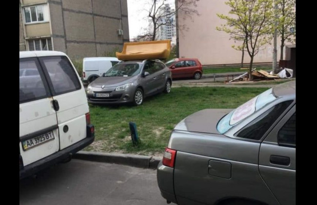 В Киеве с помощью дивана наказали «героя парковки», фото