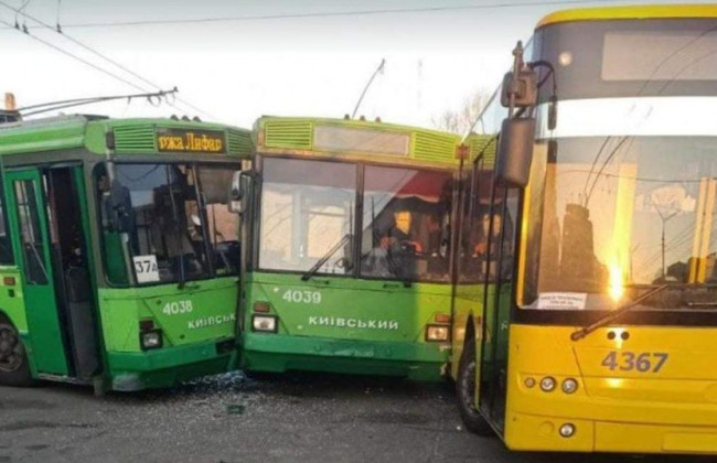 Странное ДТП в Киеве: в депо столкнулись сразу три троллейбуса, фото