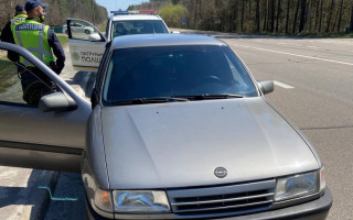На Київщині патрульні виявили авто з підробленими номерами