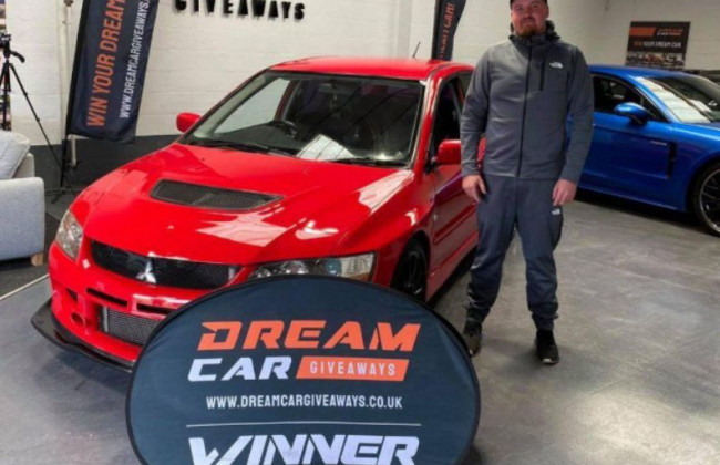 Мужчина выиграл Mitsubishi Lancer Evolution и почти сразу разбил его, фото