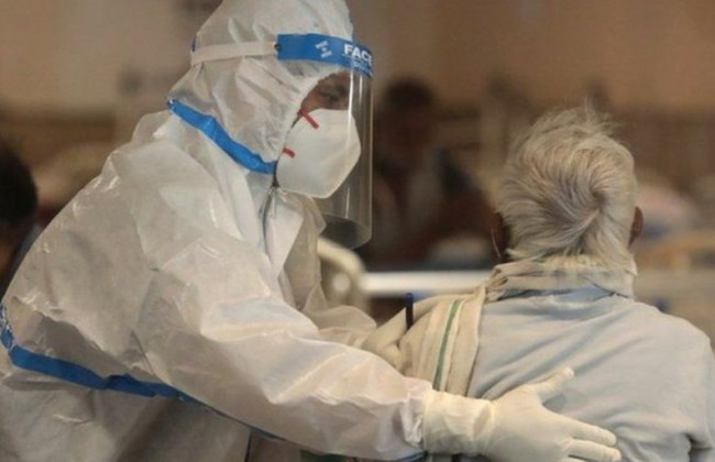 Переполнены морги и крематории: в Индии рекордное число смертей от COVID-19