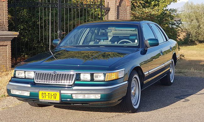 В Киеве заметили стильный винтажный автомобиль из 80-х: фото