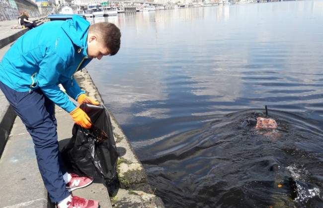 В Киеве реку Днепр очищали от мусора: среди находок — скейт, миксер, чайник