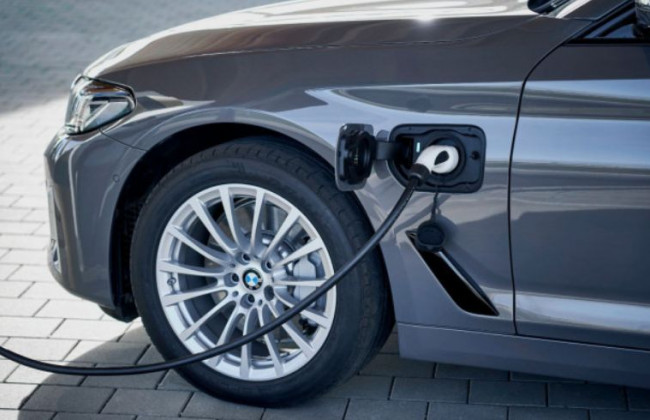 В 4 раза менее эффективны: назвали главную проблему гибридных автомобилей