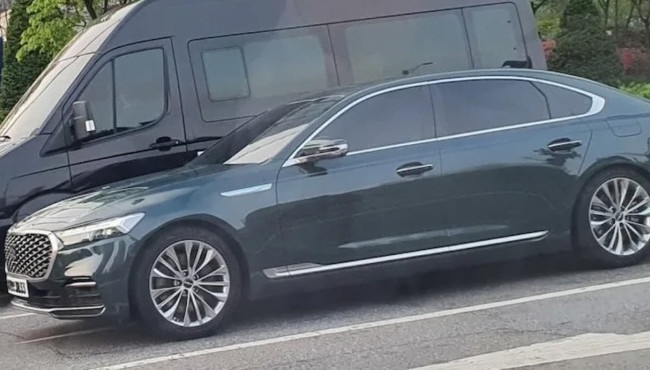 Новий Kia K9 вперше сфотографували без камуфляжу