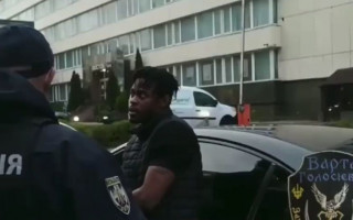 В Киеве полицейские поймали пьяного водителя — им оказался футболист, видео
