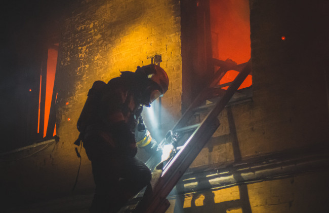 Во время пожара в Киеве погибли двое человек: нечем было тушить огонь, фото