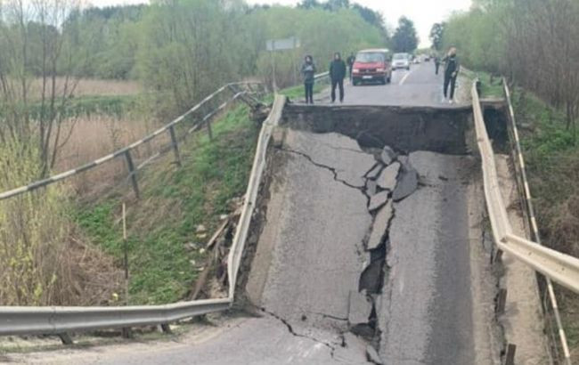 На трассе Львов-Луцк обрушился мост: дорога заблокирована, видео