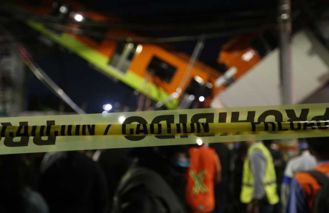 В Мехико рухнул мост метро с идущим по нему поездом: есть погибшие, фото