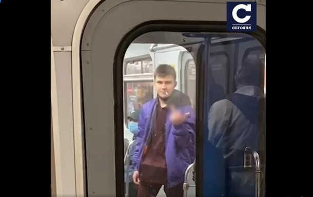 В Киеве пассажир метро закурил в вагоне
