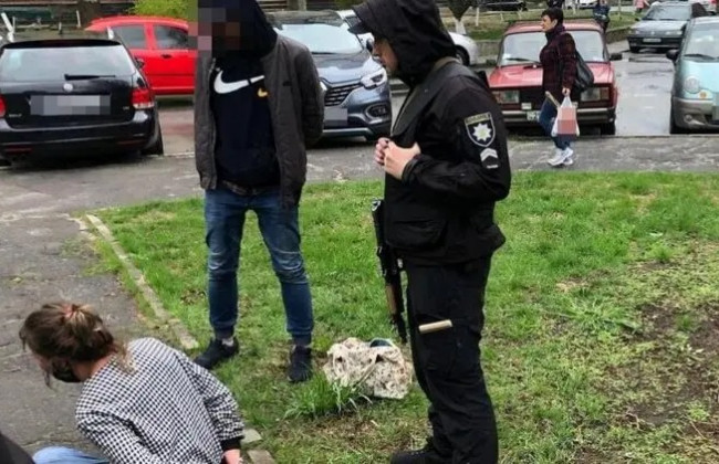 В Ровенской области пьяная женщина ударила полицейскую бутылкой по голове