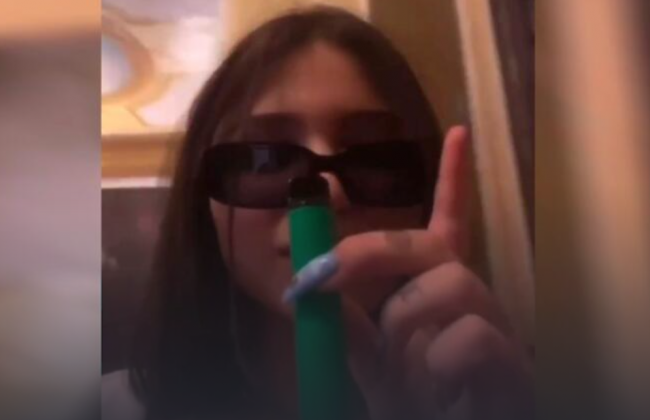 Курили и задували свечи: в Киеве школьницы извинились за дебош в церкви, видео