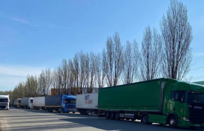 На киевской таможне выстроилась очередь из фур, фото